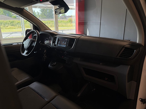 Peugeot Traveller 24 of 27