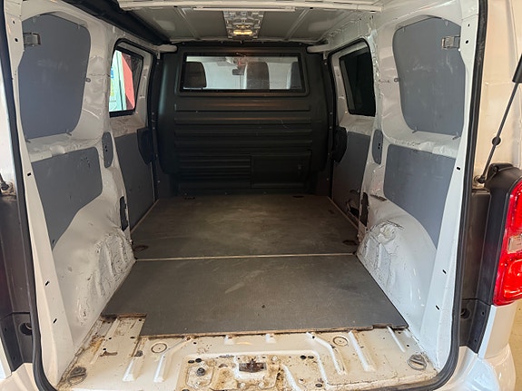 Peugeot Traveller 12 of 27