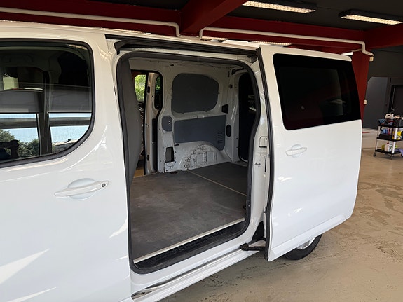 Peugeot Traveller 8 of 27