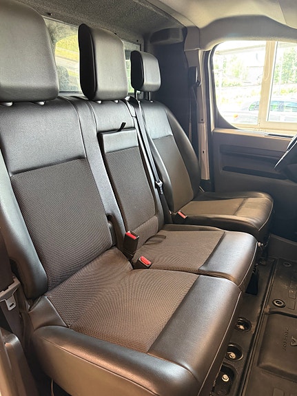 Peugeot Traveller 23 of 27