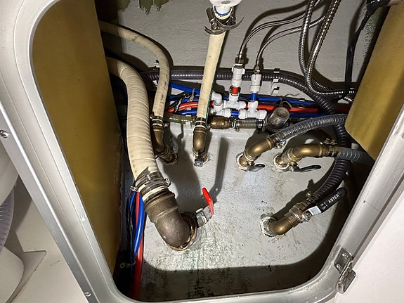 Bavaria 37 AC - Volvo Penta D2-40F (2018) - Ny Profurl, genoa ++ 20 of 30