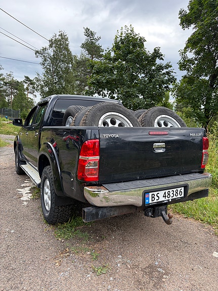 Toyota HiLux 2 of 3