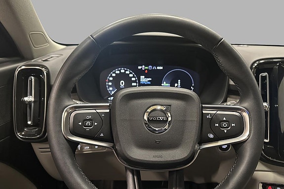Volvo XC40 12 of 30