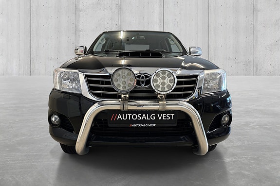 Toyota HiLux 2 of 30