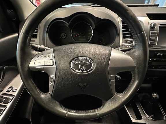 Toyota HiLux 17 of 30