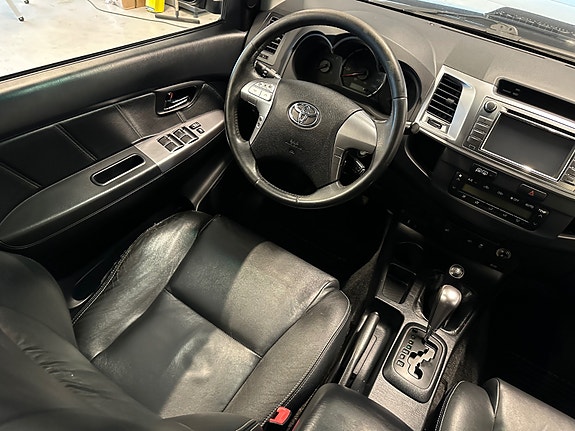 Toyota HiLux 16 of 30