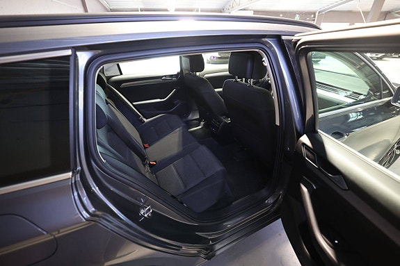 Volkswagen Passat 26 of 28