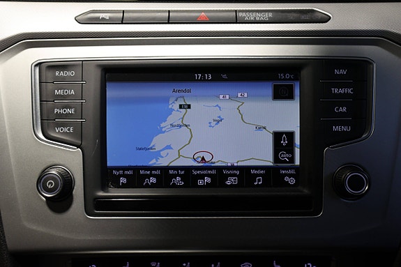 Volkswagen Passat 21 of 28