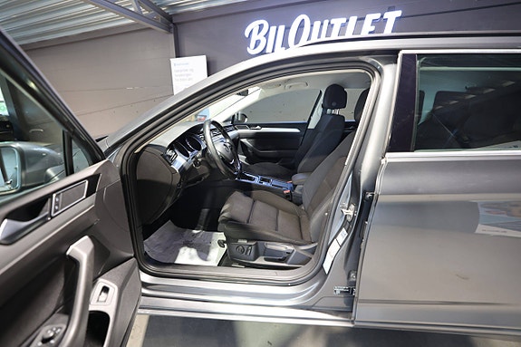 Volkswagen Passat 10 of 28