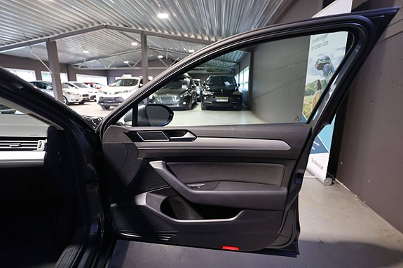 Volkswagen Passat 27 of 28