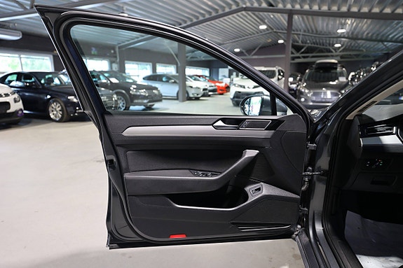 Volkswagen Passat 9 of 28
