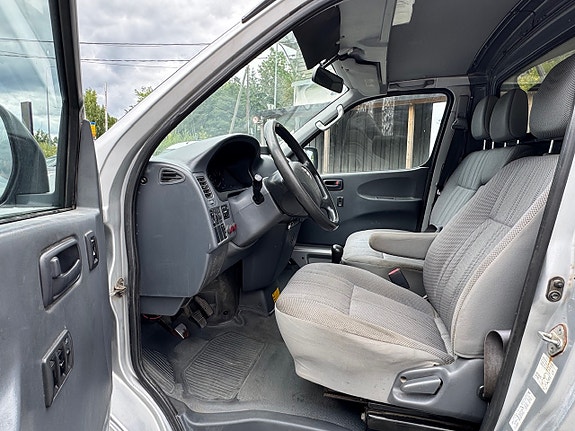 Toyota HiAce 11 of 18