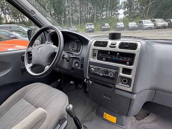 Toyota HiAce 12 of 18