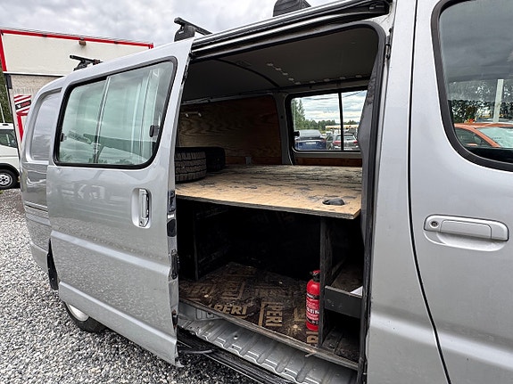 Toyota HiAce 9 of 18