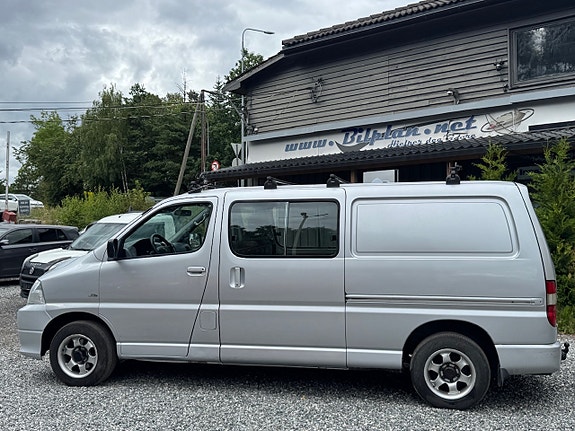 Toyota HiAce 2 of 18