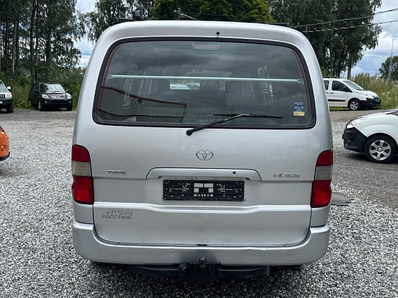 Toyota HiAce 4 of 18