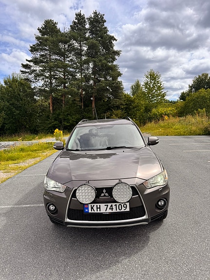Mitsubishi Outlander 2 of 5