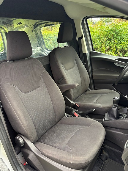 Ford Transit Courier 16 of 21