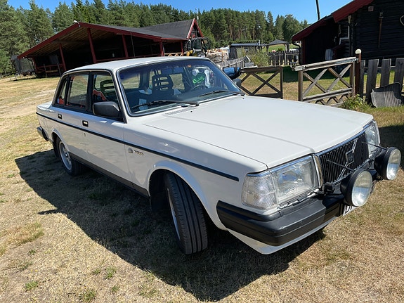 Volvo 240 2 of 5