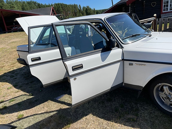 Volvo 240 5 of 5