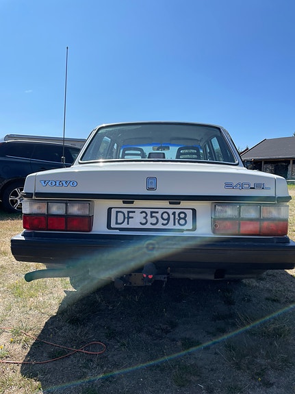 Volvo 240 4 of 5