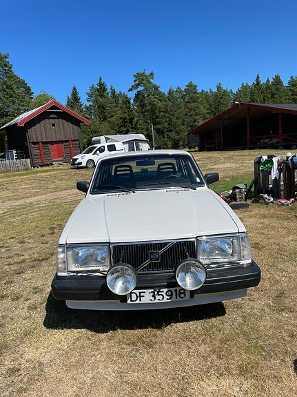 Volvo 240 3 of 5