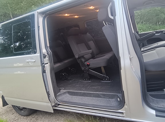 Volkswagen Caravelle 8 of 30