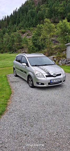 Toyota Corolla Verso 3 of 5