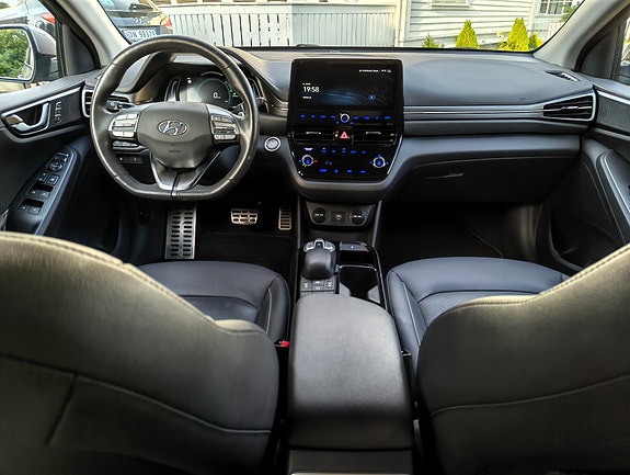 Hyundai IONIQ 16 of 24
