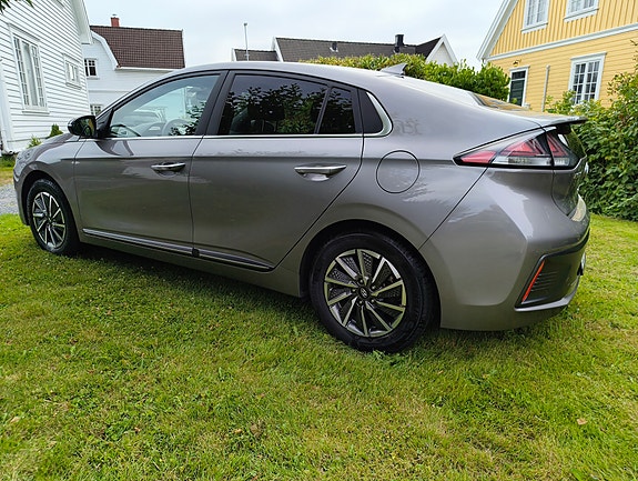Hyundai IONIQ 10 of 24