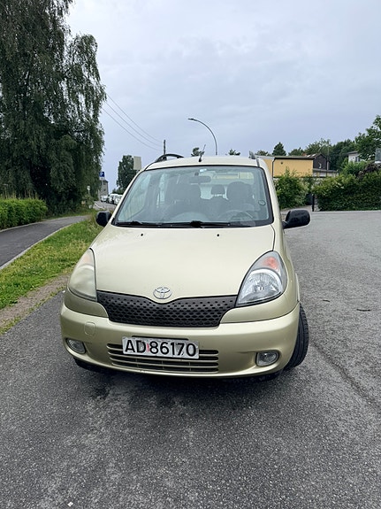 Toyota Yaris Verso 2 of 10
