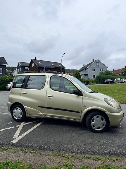 Toyota Yaris Verso 3 of 10