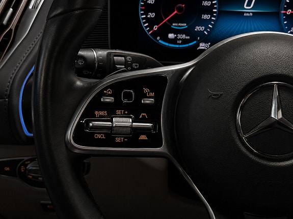 Mercedes-Benz EQC400 11 of 30