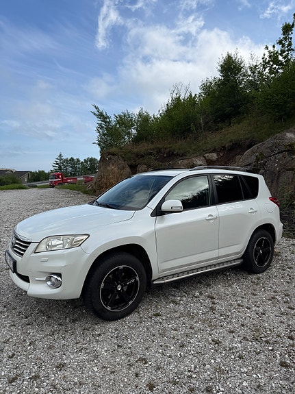 Toyota RAV4 2 of 5