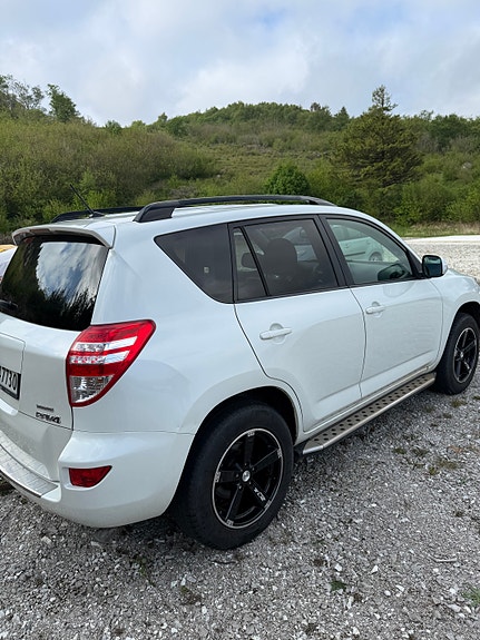 Toyota RAV4 4 of 5
