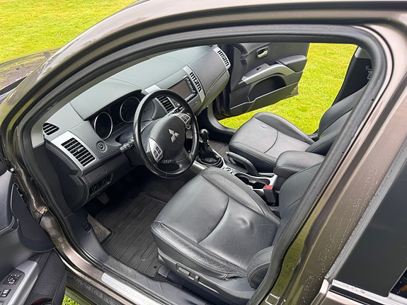 Mitsubishi Outlander 12 of 30