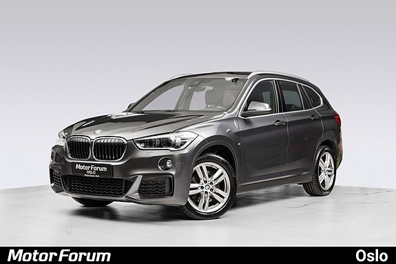 Sporty front design med kromdetaljer og stilrene aluminiumsfelger.