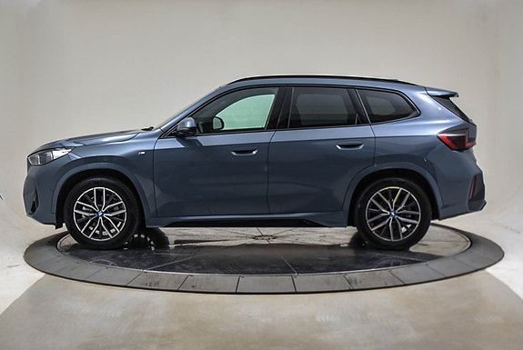 BMW iX1 2 of 5