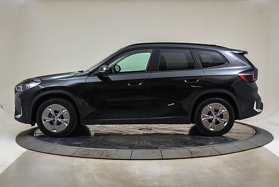 BMW iX1 2 of 5