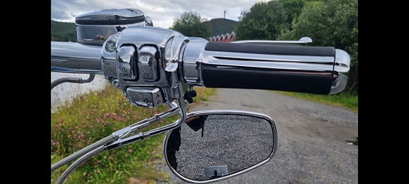 Harley-Davidson FLSTN Softail Deluxe 4 of 20