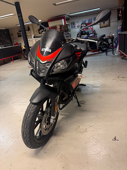 Aprilia RS 125 Tuono 2 of 10