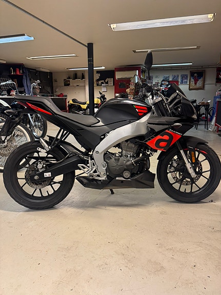 Aprilia RS 125 Tuono 8 of 10