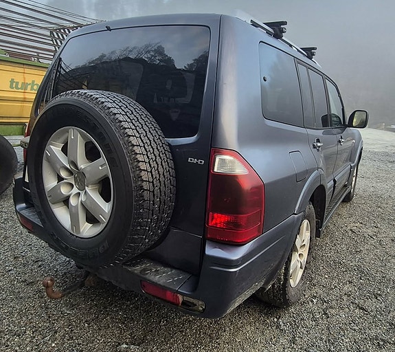 Mitsubishi Pajero 3 of 8