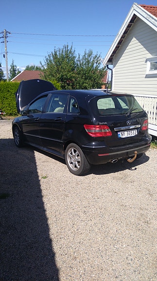 Mercedes-Benz B200 2 of 20