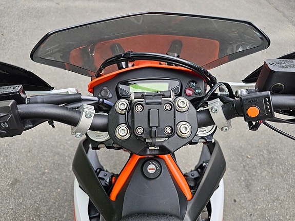 KTM 690 Enduro R 10 of 12