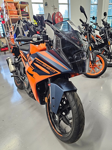 KTM RC 390 2 of 9