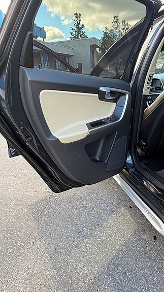 Volvo XC60 23 of 30