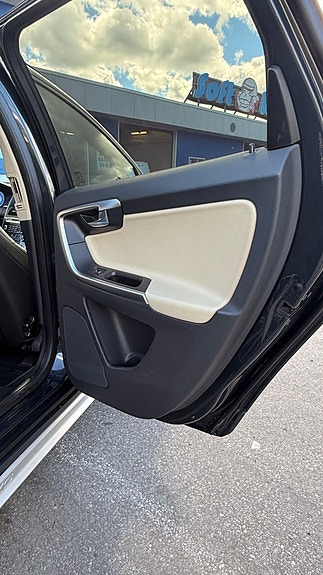 Volvo XC60 18 of 30