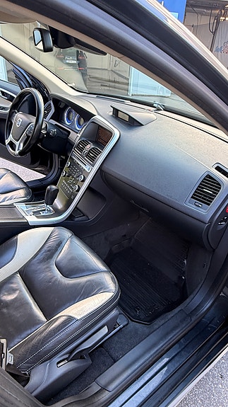 Volvo XC60 17 of 30