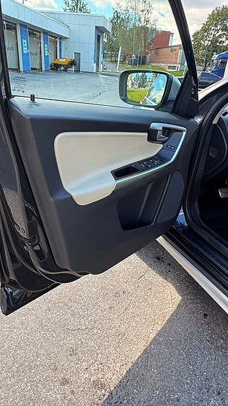 Volvo XC60 25 of 30